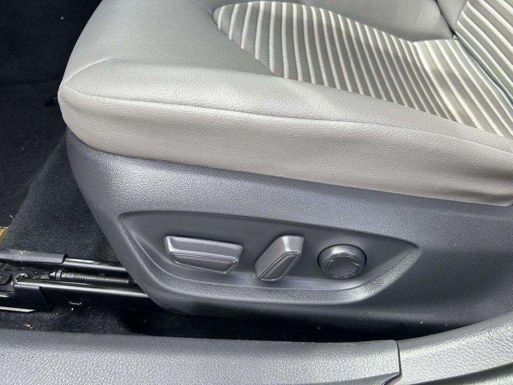 Toyota Camry SE Auto (Natl) 2021