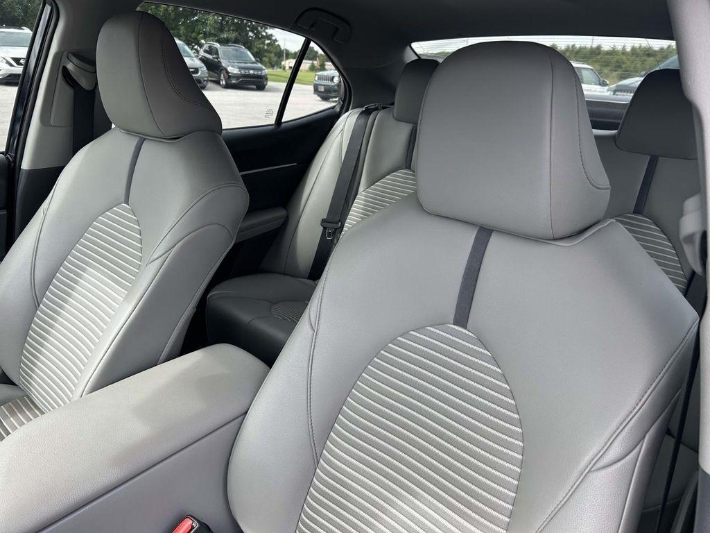 Toyota Camry SE Auto (Natl) 2021
