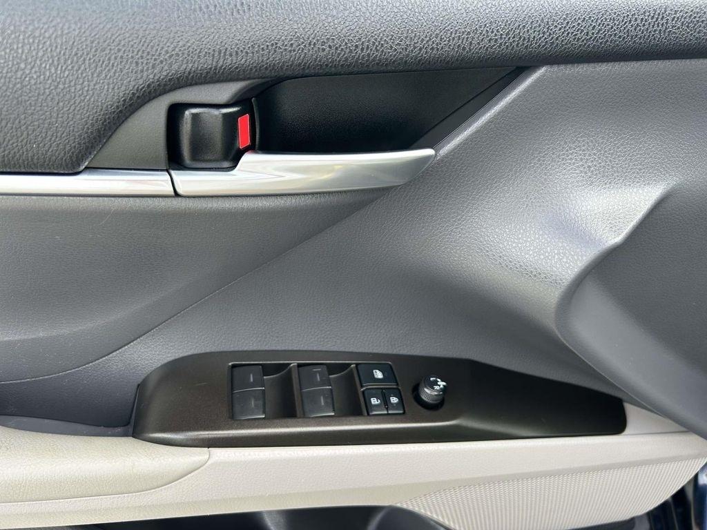 Toyota Camry SE Auto (Natl) 2021