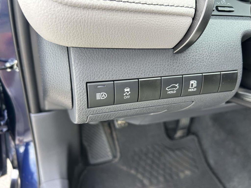 Toyota Camry SE Auto (Natl) 2021