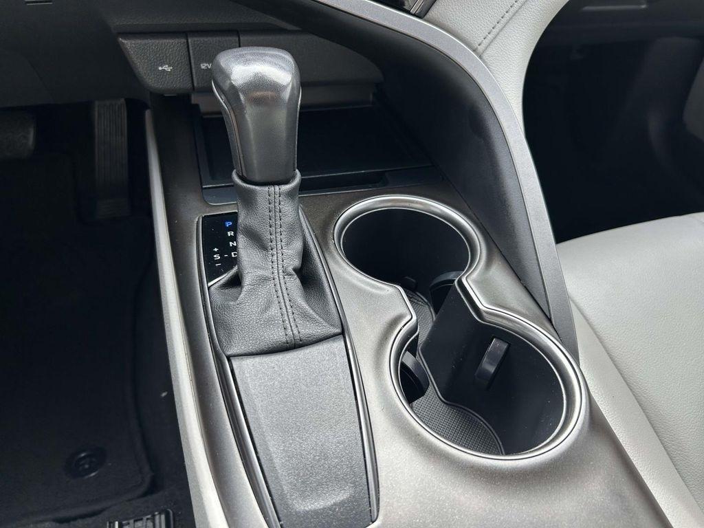 Toyota Camry SE Auto (Natl) 2021