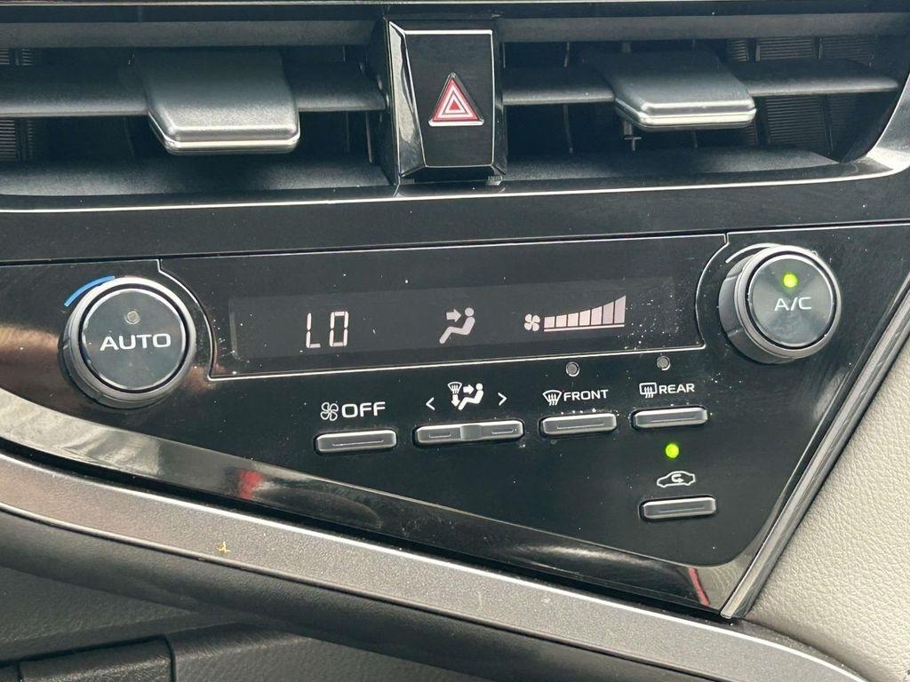 Toyota Camry SE Auto (Natl) 2021