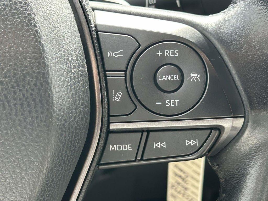 Toyota Camry SE Auto (Natl) 2021