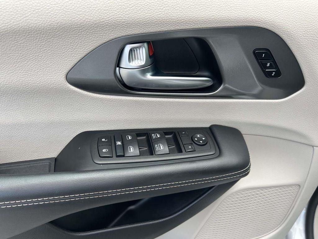 Chrysler Pacifica Touring L FWD 2024