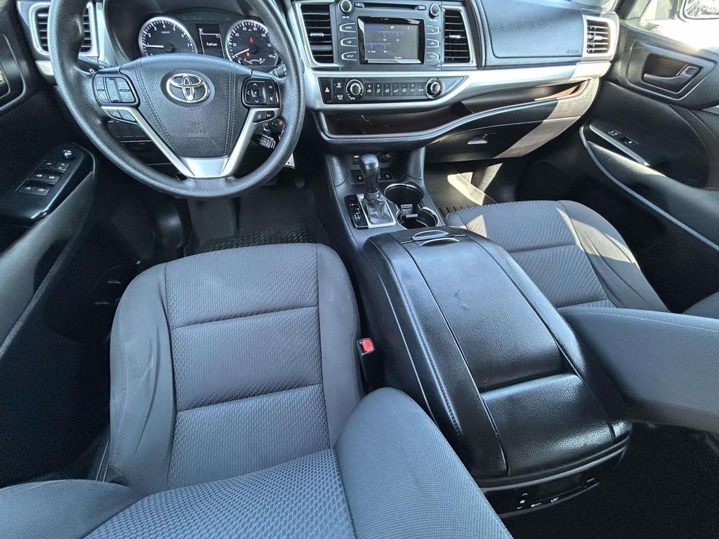Toyota Highlander LE V6 AWD (Natl) 2017