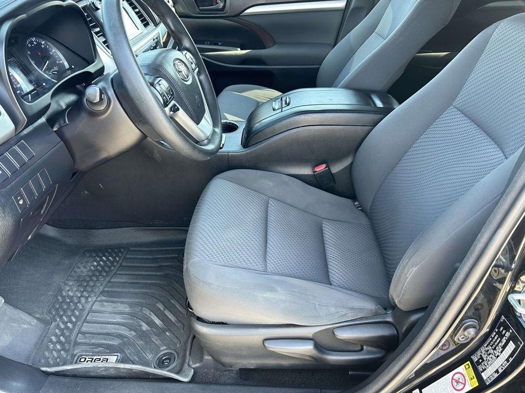 Toyota Highlander LE V6 AWD (Natl) 2017