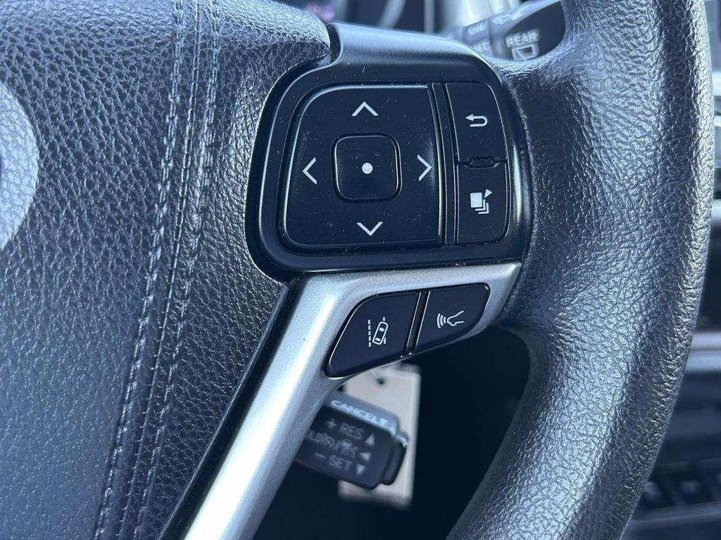 Toyota Highlander LE V6 AWD (Natl) 2017