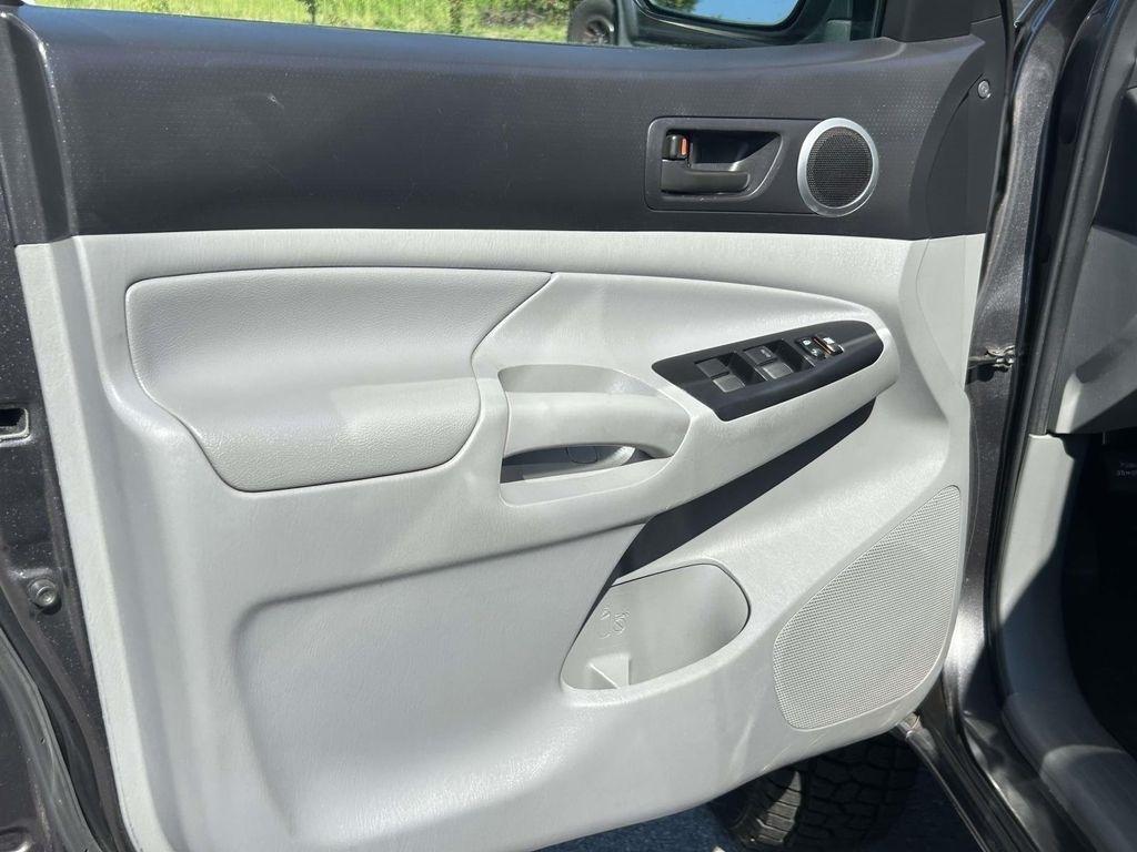 Toyota Tacoma 4WD Double Cab V6 MT (Natl) 2013