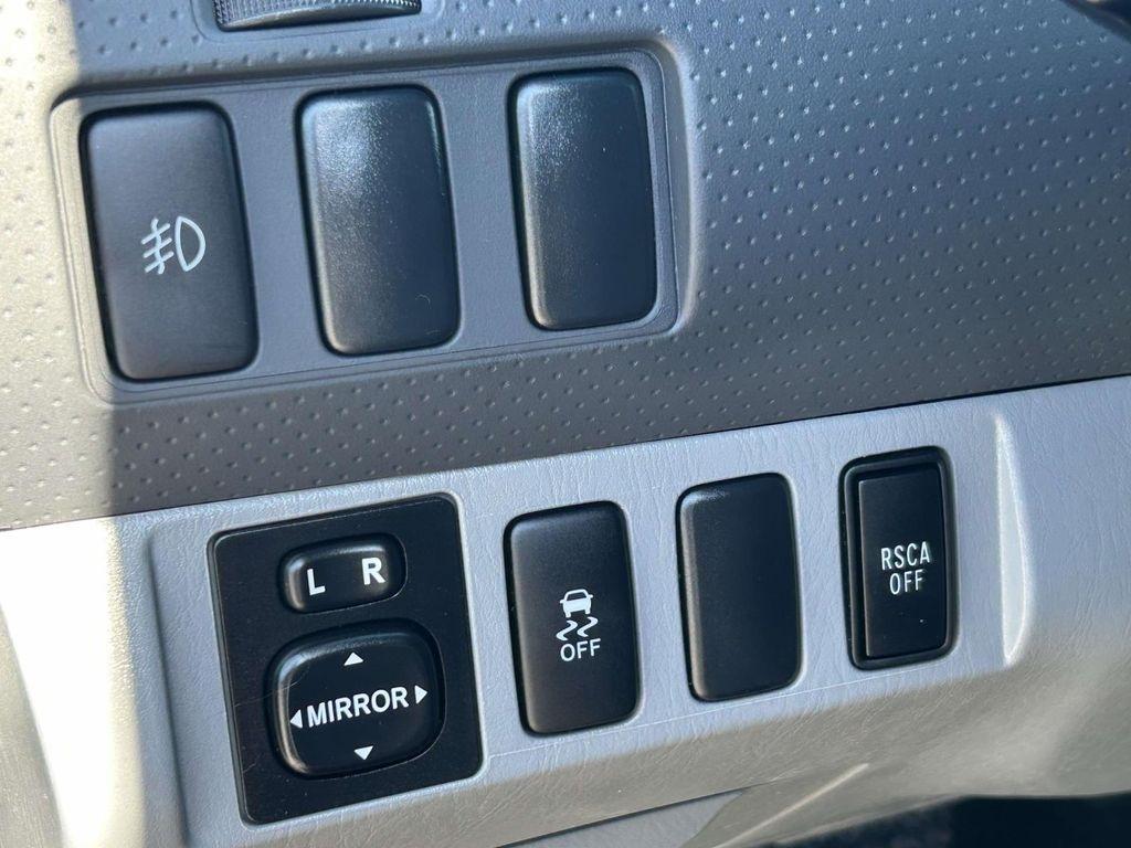 Toyota Tacoma 4WD Double Cab V6 MT (Natl) 2013