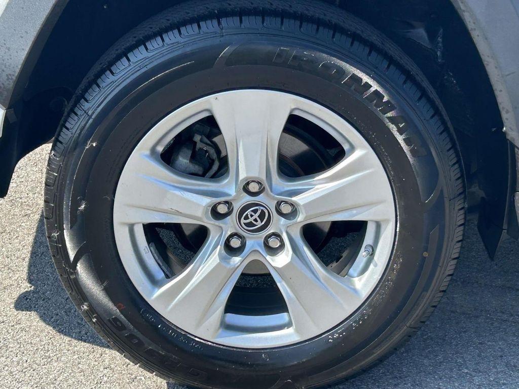 Toyota RAV4 XLE FWD (Natl) 2019