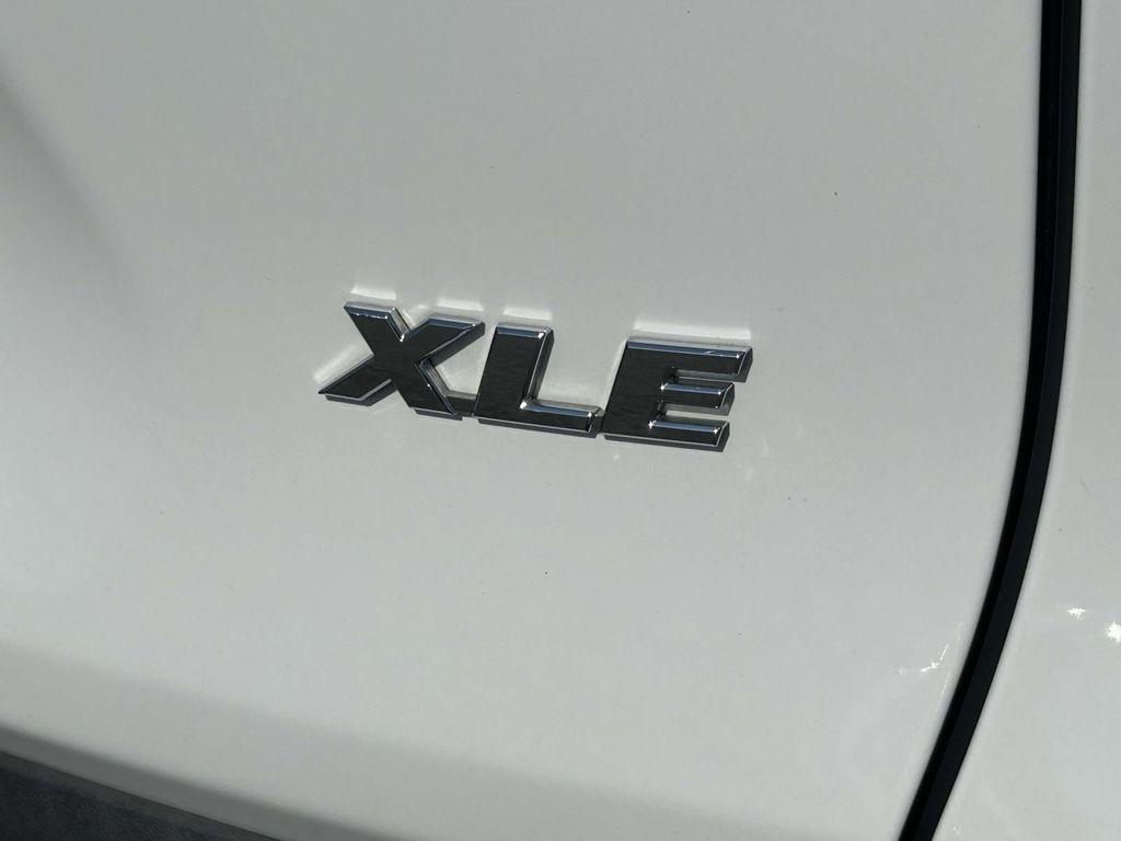 Toyota RAV4 XLE FWD (Natl) 2019