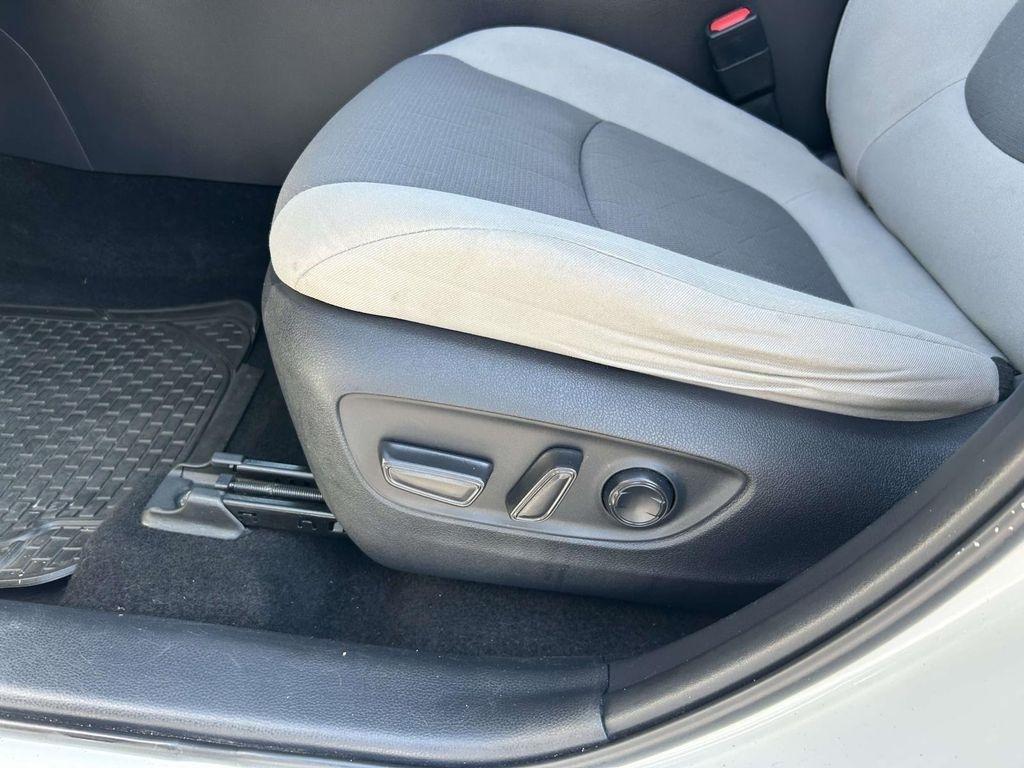 Toyota RAV4 XLE FWD (Natl) 2019