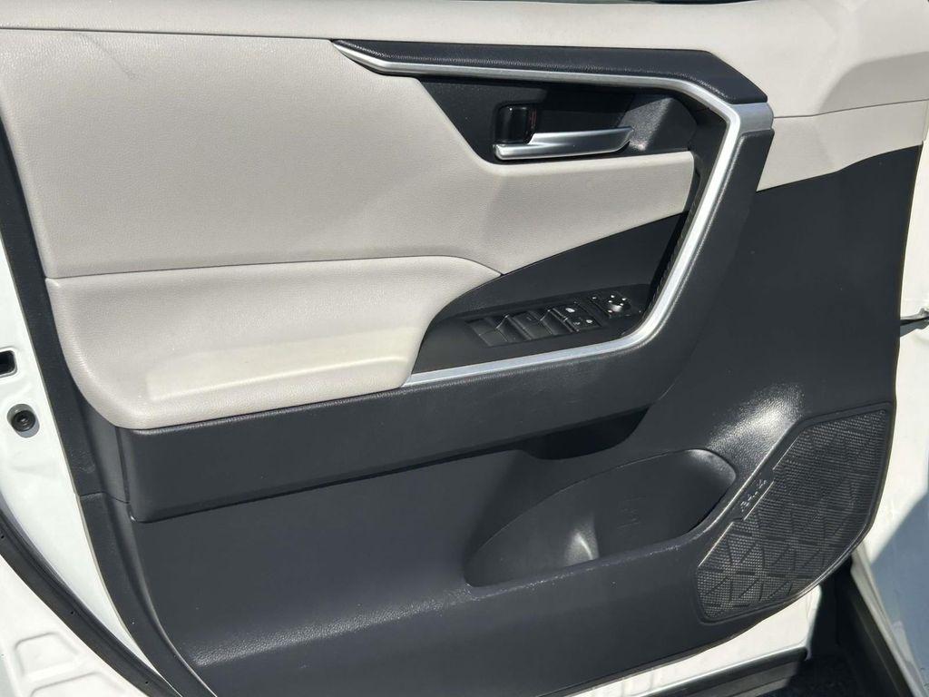Toyota RAV4 XLE FWD (Natl) 2019