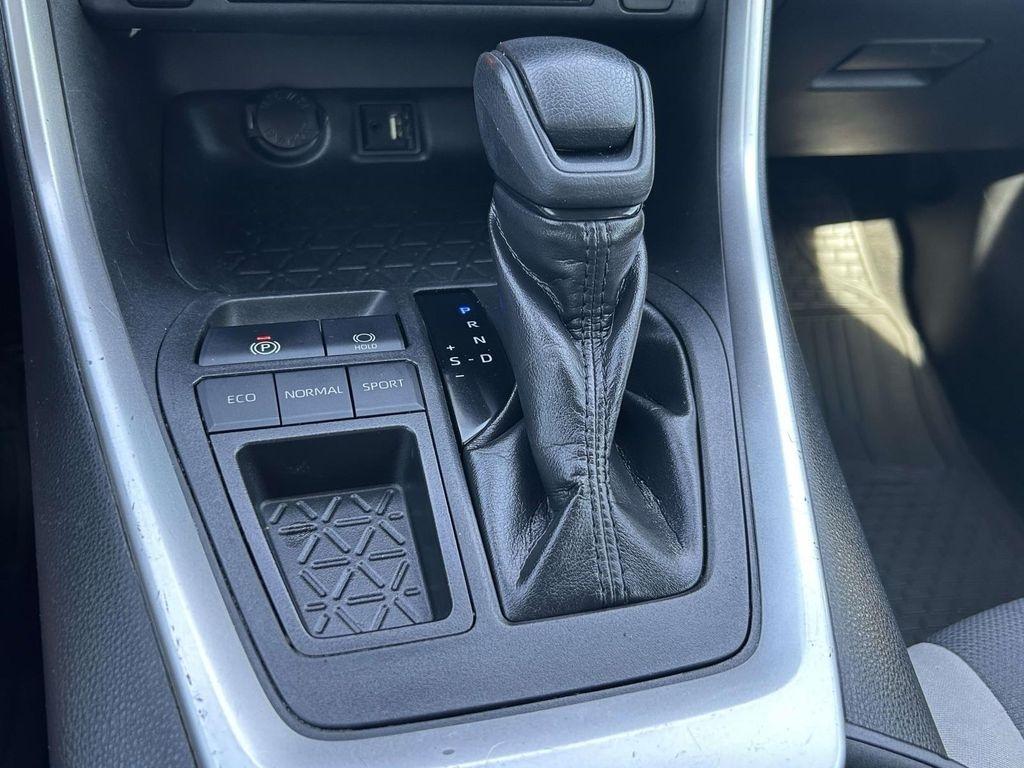 Toyota RAV4 XLE FWD (Natl) 2019