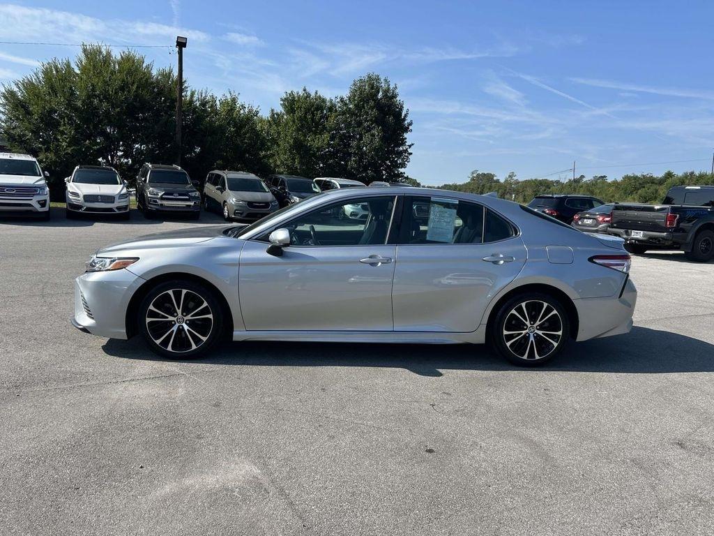 Toyota Camry SE Auto (Natl) 2020
