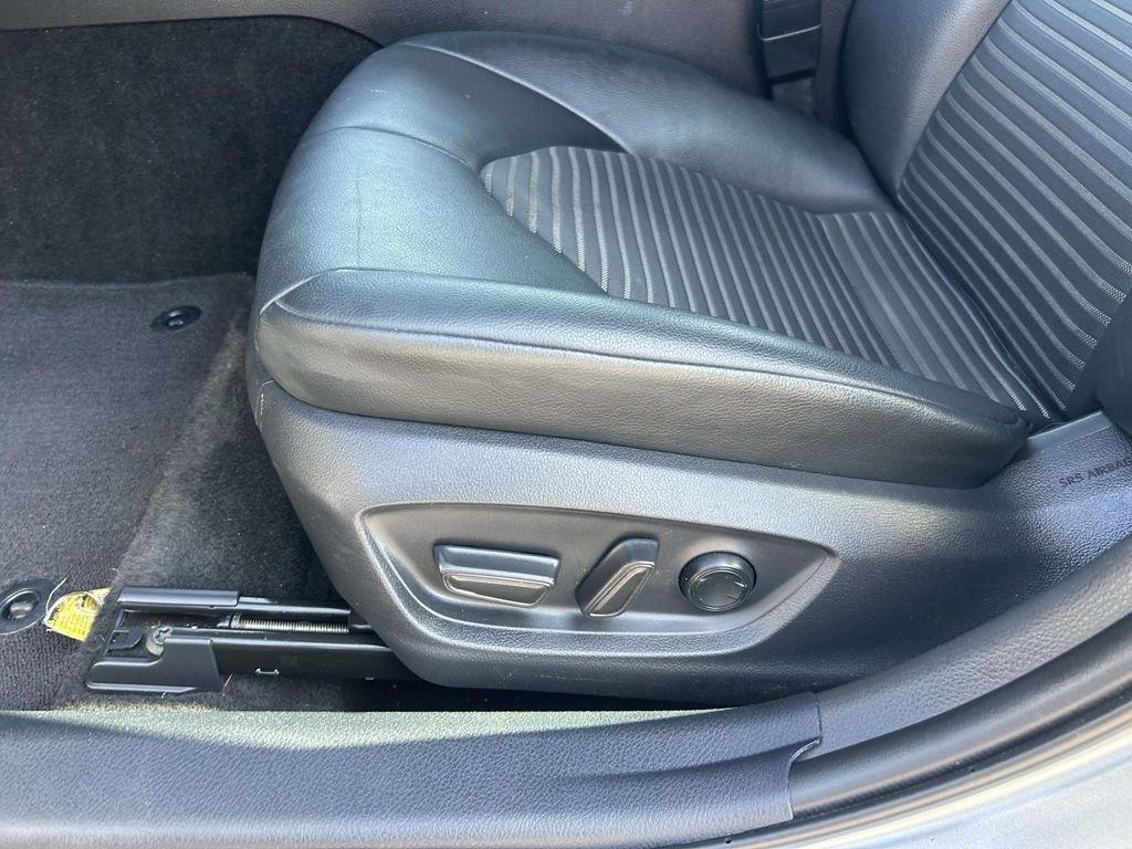 Toyota Camry SE Auto (Natl) 2020