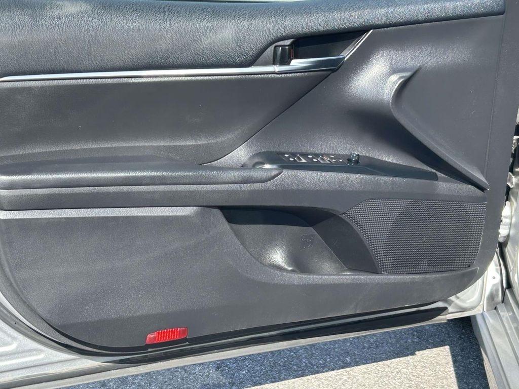 Toyota Camry SE Auto (Natl) 2020