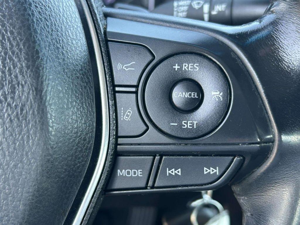 Toyota Camry SE Auto (Natl) 2020