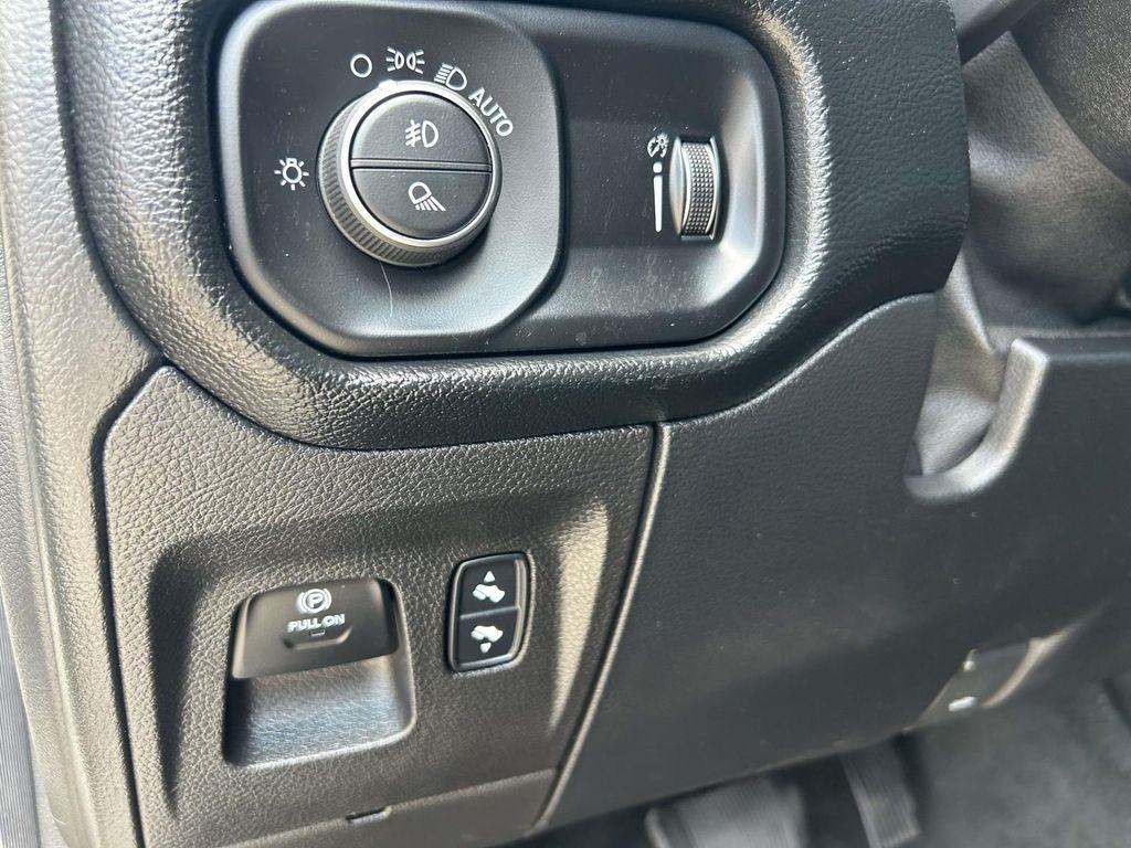 RAM 1500 Big Horn 4x4 Crew Cab 5'7" Box 2020