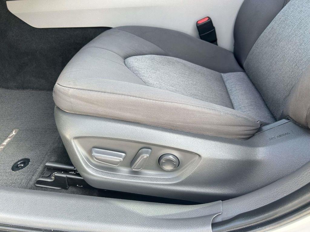 Toyota Camry LE Auto (Natl) 2020