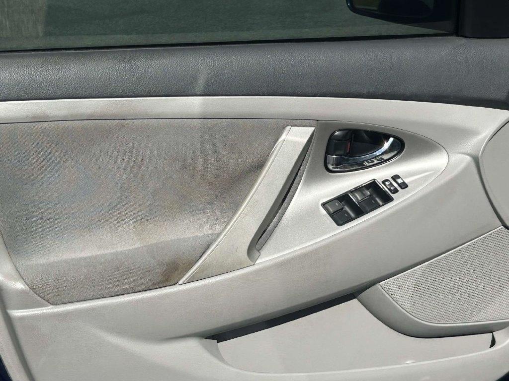 Toyota Camry 4dr Sdn I4 Man LE (Natl) 2011