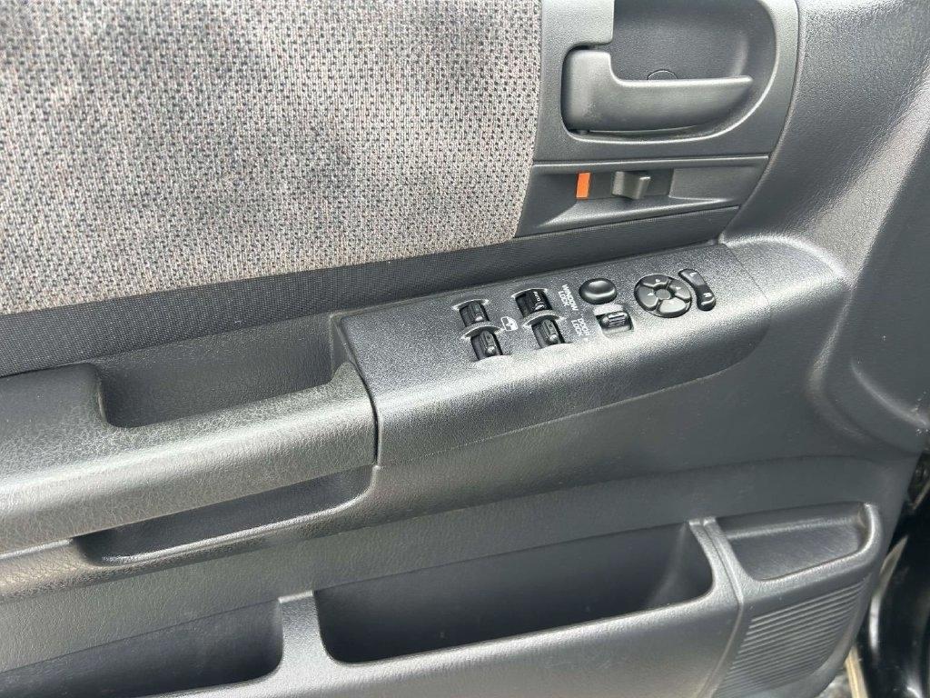 Dodge Dakota Quad Cab 131" WB 4WD Sport 2001