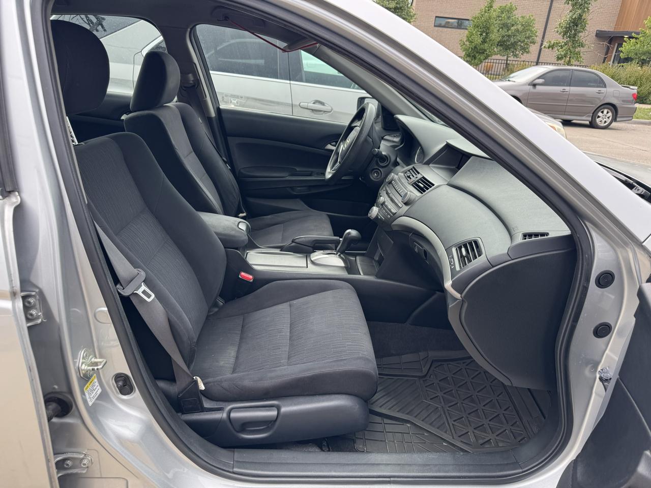 Honda Accord LX sedan AT 2012