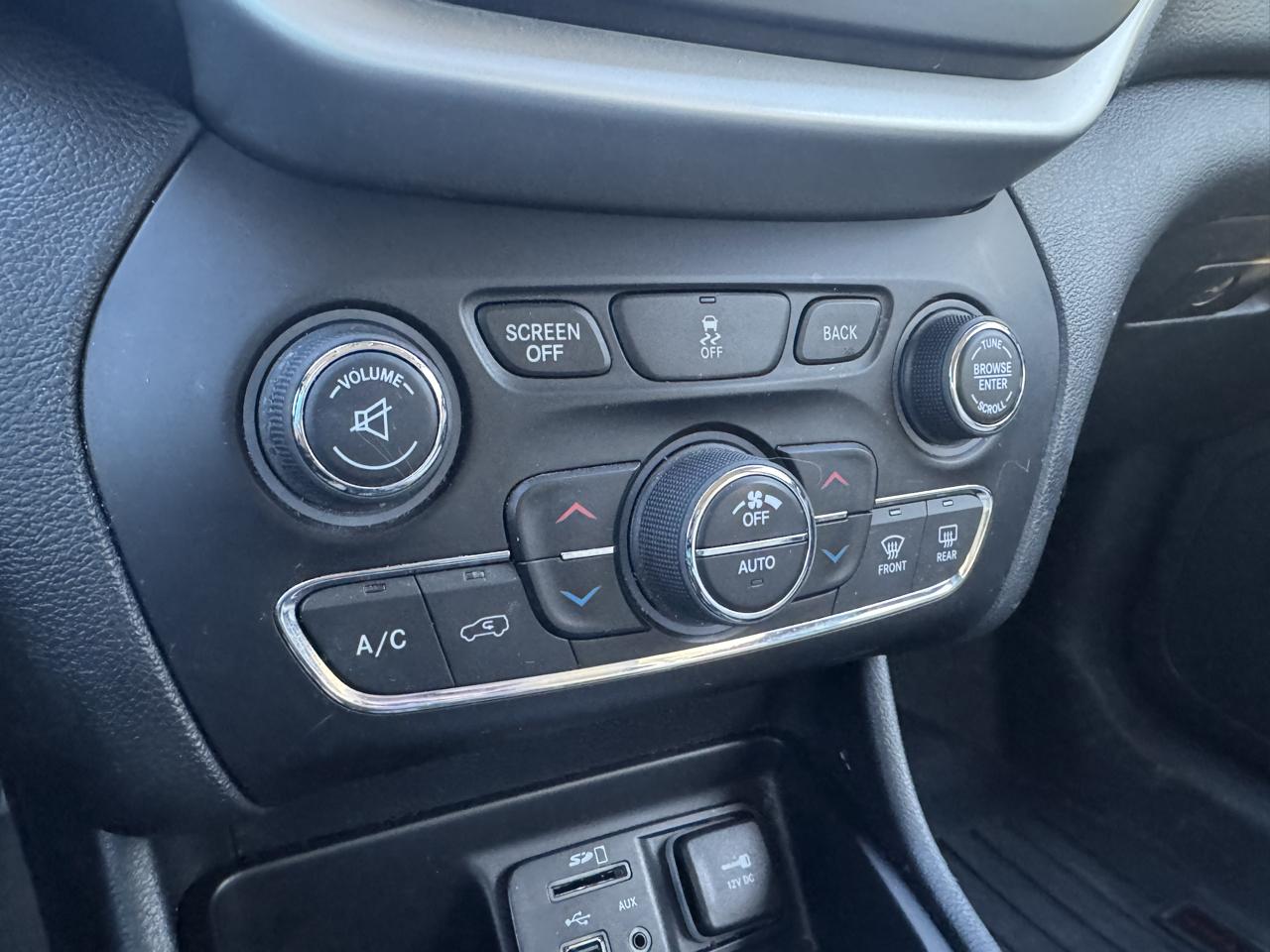 Jeep Cherokee photo 16