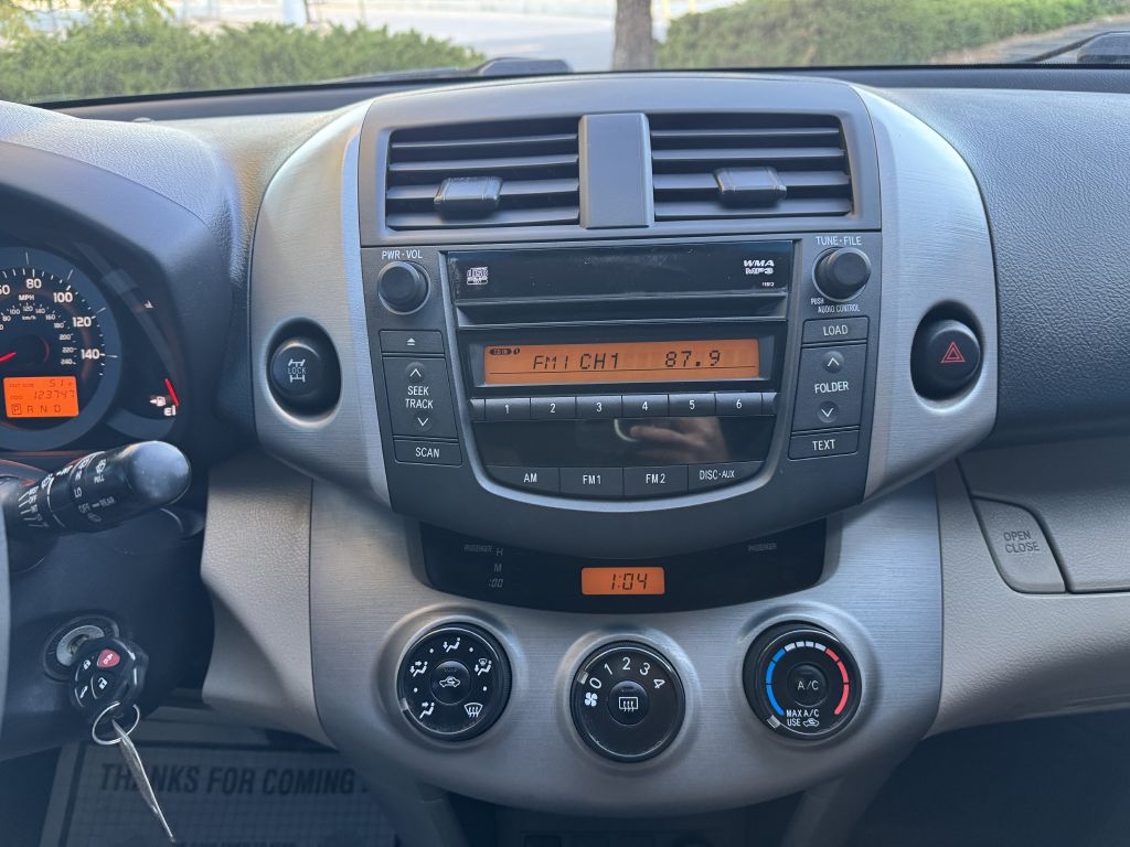 Toyota RAV4 4dr Base V6 4WD (Natl) 2006