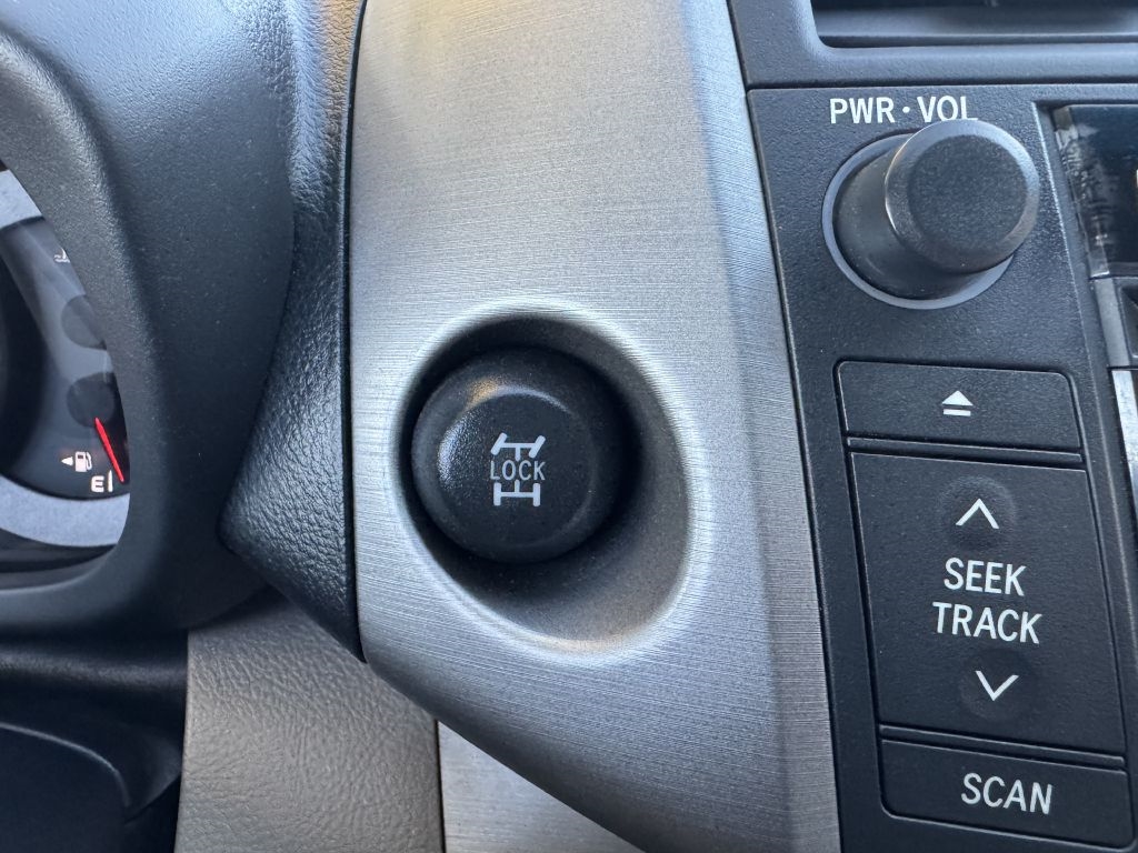 Toyota RAV4 4dr Base V6 4WD (Natl) 2006