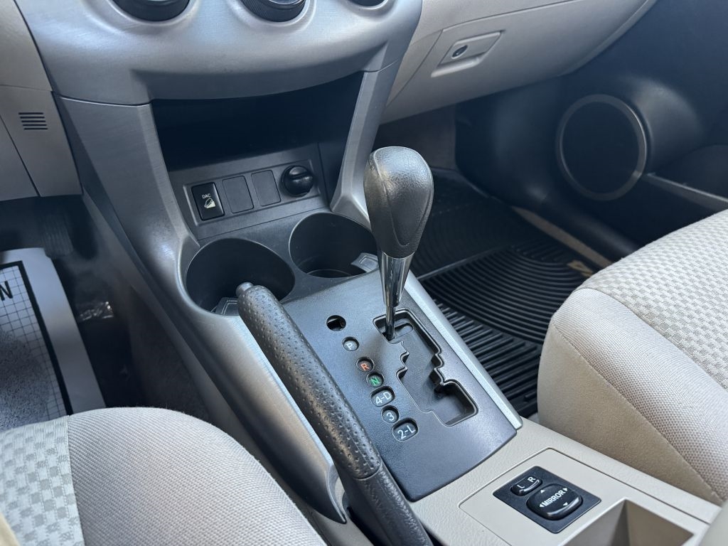 Toyota RAV4 4dr Base V6 4WD (Natl) 2006