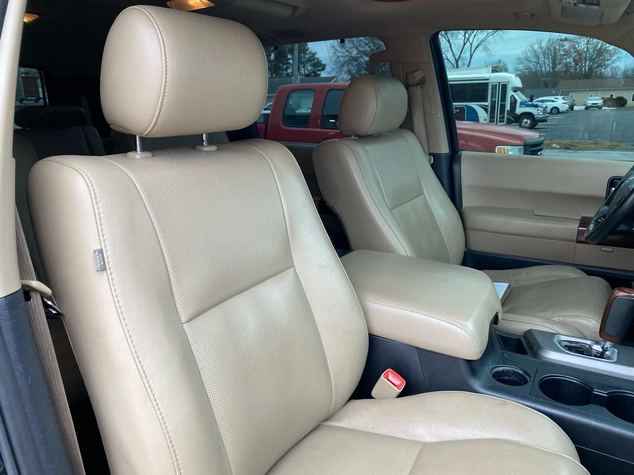 Toyota Sequoia Plantium 4WD 2012