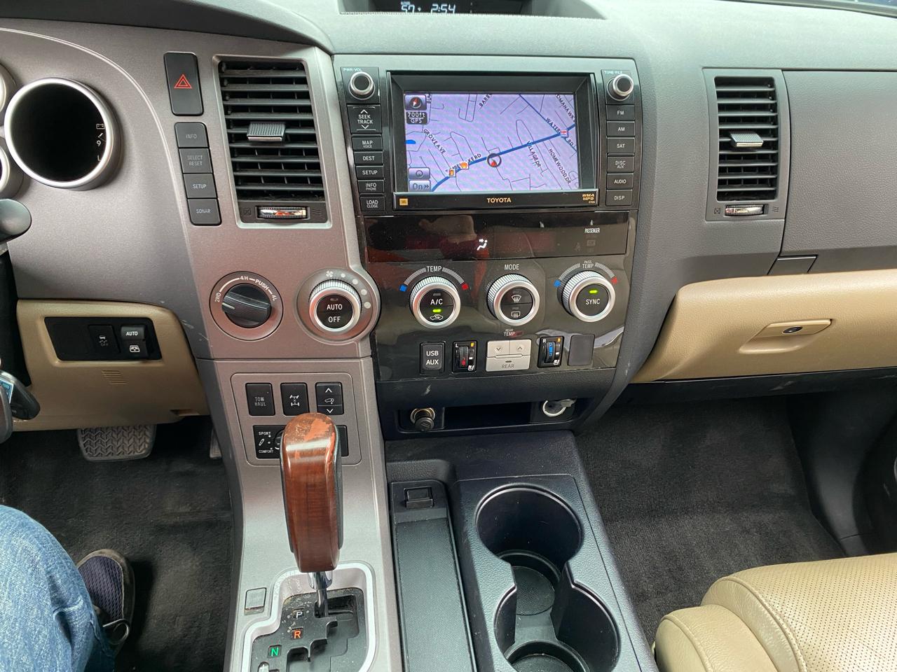 Toyota Sequoia Plantium 4WD 2012