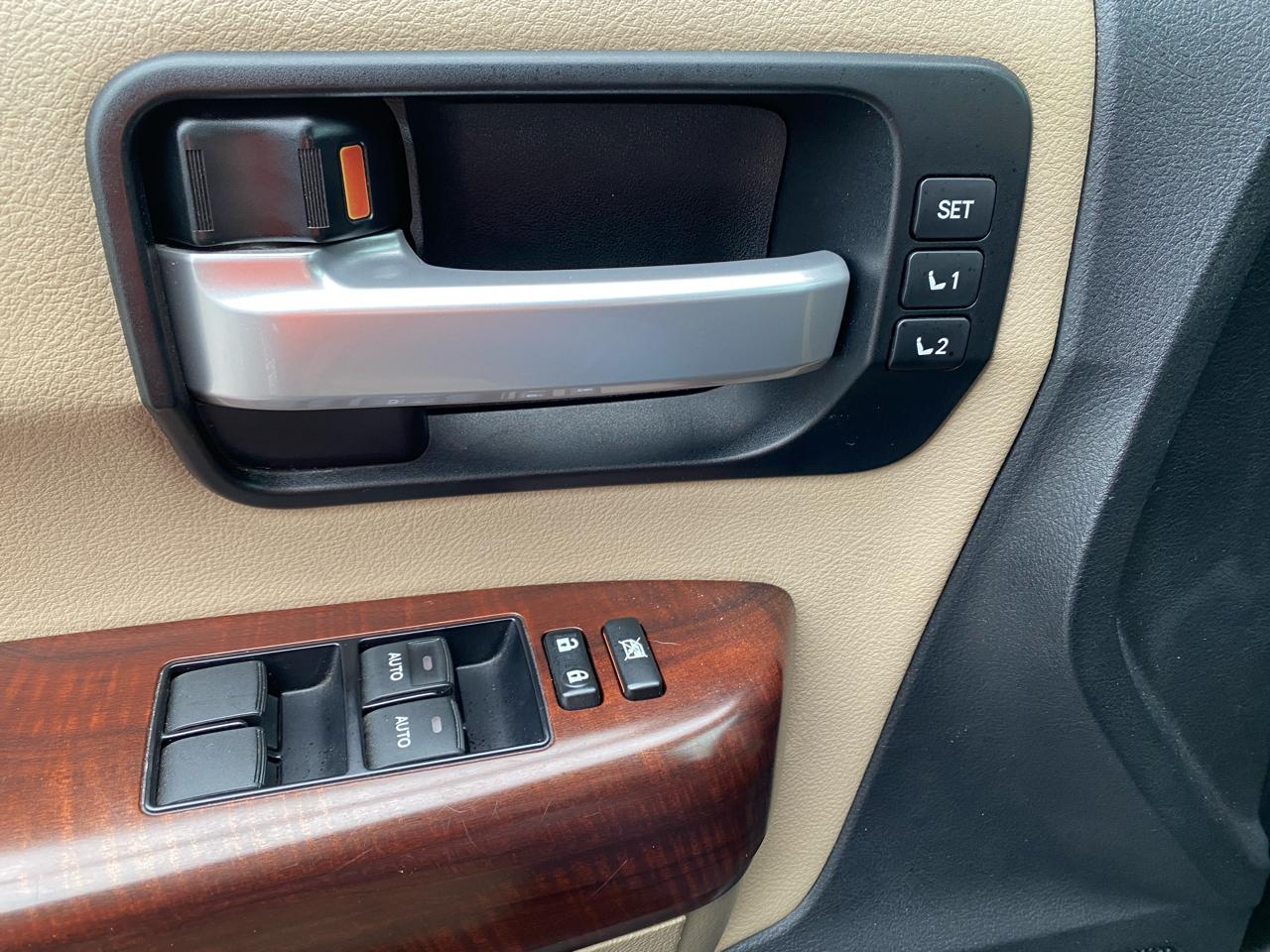 Toyota Sequoia Plantium 4WD 2012