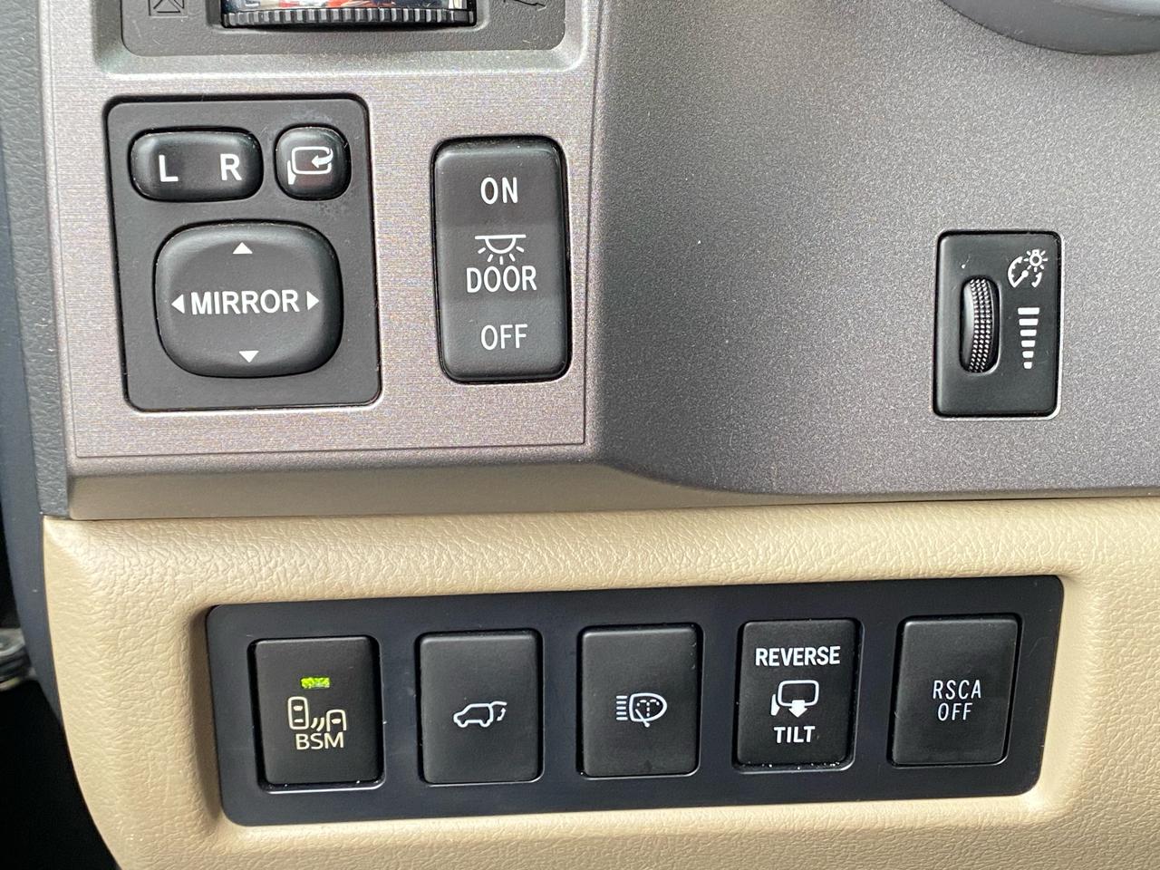 Toyota Sequoia Plantium 4WD 2012