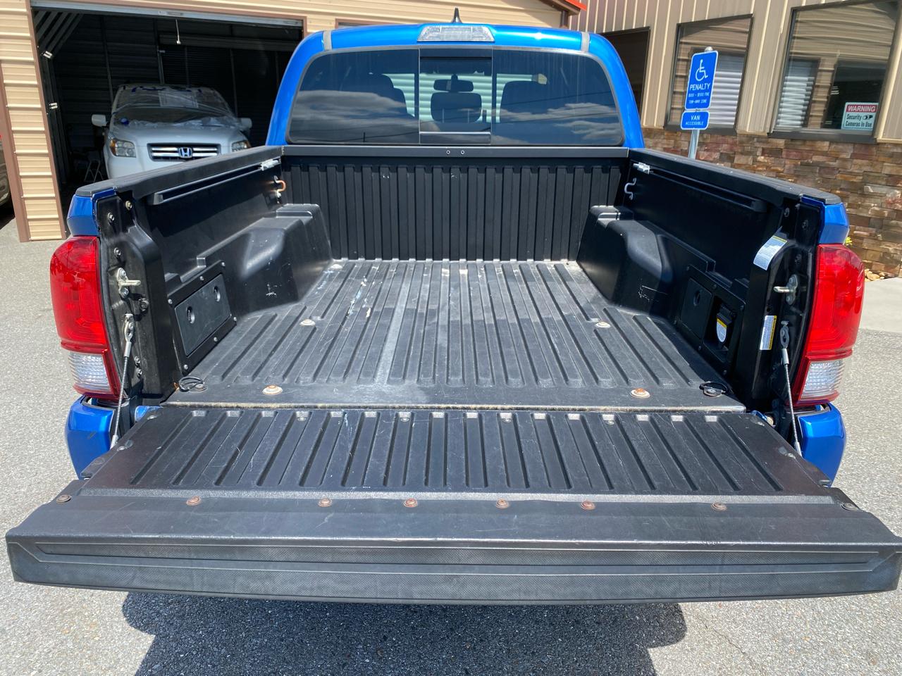 Toyota Tacoma TRD Off Road Double Cab 5' Bed V6 4x4 AT (Natl) 2017