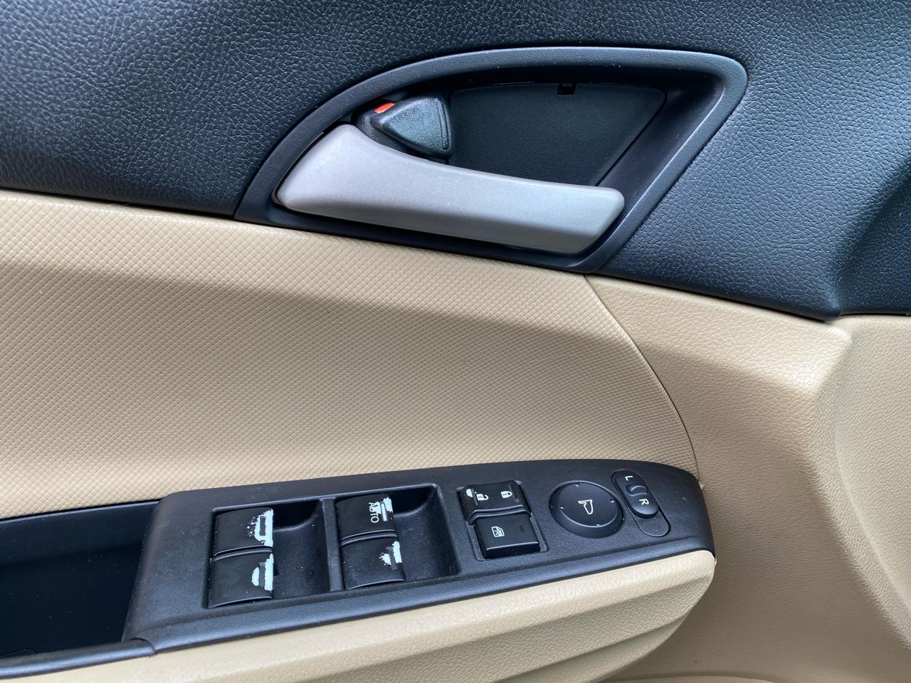 Honda Accord LX sedan AT 2012