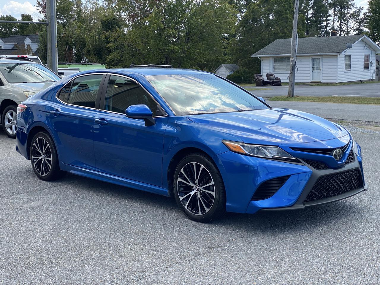Toyota Camry photo 2