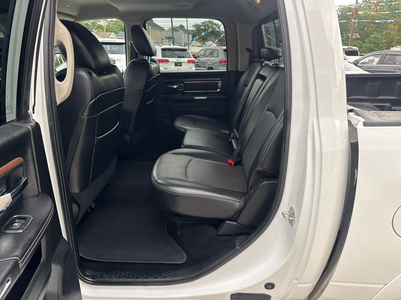 RAM 1500 Laramie Crew Cab SWB 4WD 2017 RAM 1500 Laramie Crew Cab SWB 4WD 2017