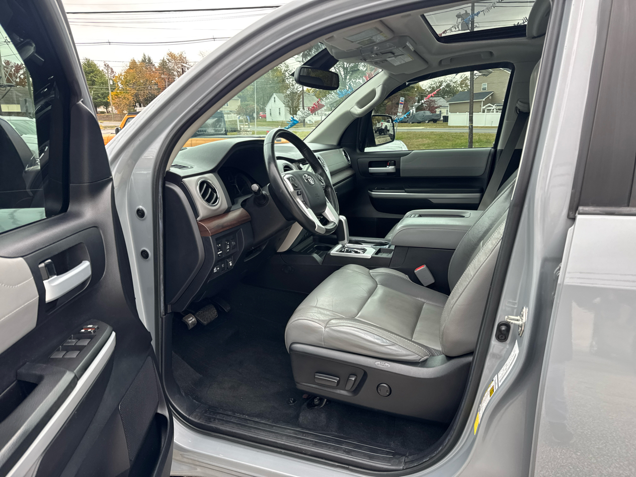 Toyota Tundra Limited 5.7L CrewMax 4WD 2020 Toyota Tundra Limited 5.7L CrewMax 4WD 2020