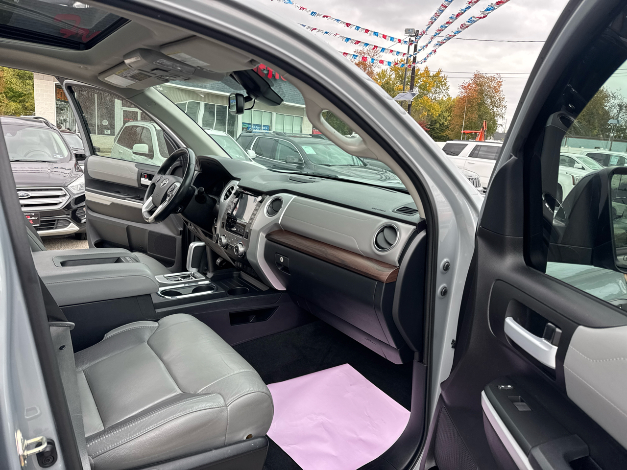 Toyota Tundra Limited 5.7L CrewMax 4WD 2020 Toyota Tundra Limited 5.7L CrewMax 4WD 2020