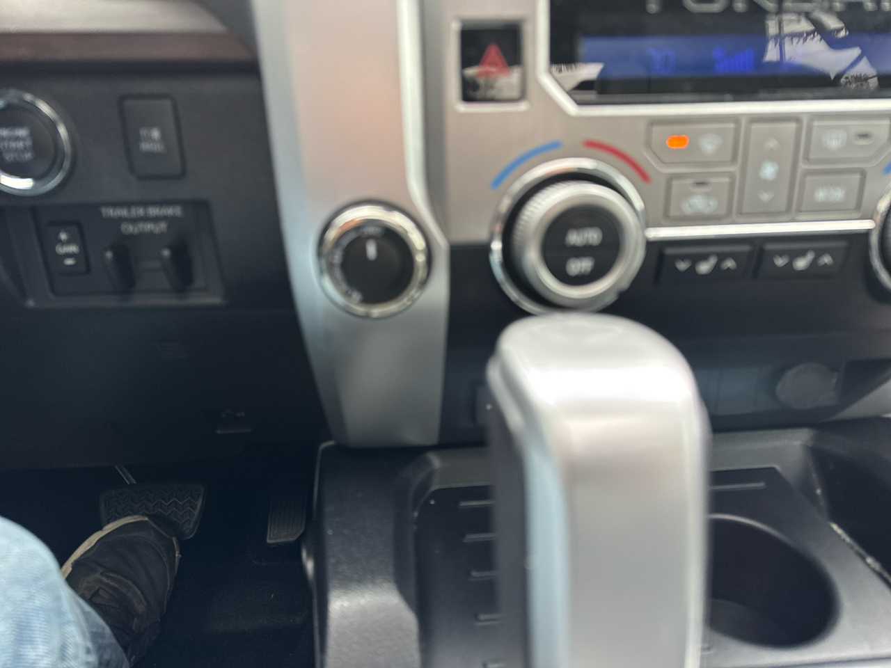 Toyota Tundra Limited 5.7L CrewMax 4WD 2020 Toyota Tundra Limited 5.7L CrewMax 4WD 2020