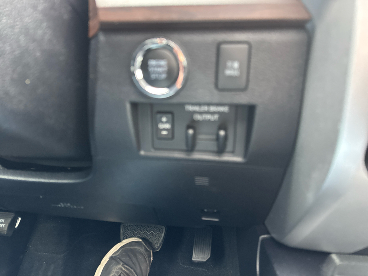 Toyota Tundra Limited 5.7L CrewMax 4WD 2020 Toyota Tundra Limited 5.7L CrewMax 4WD 2020