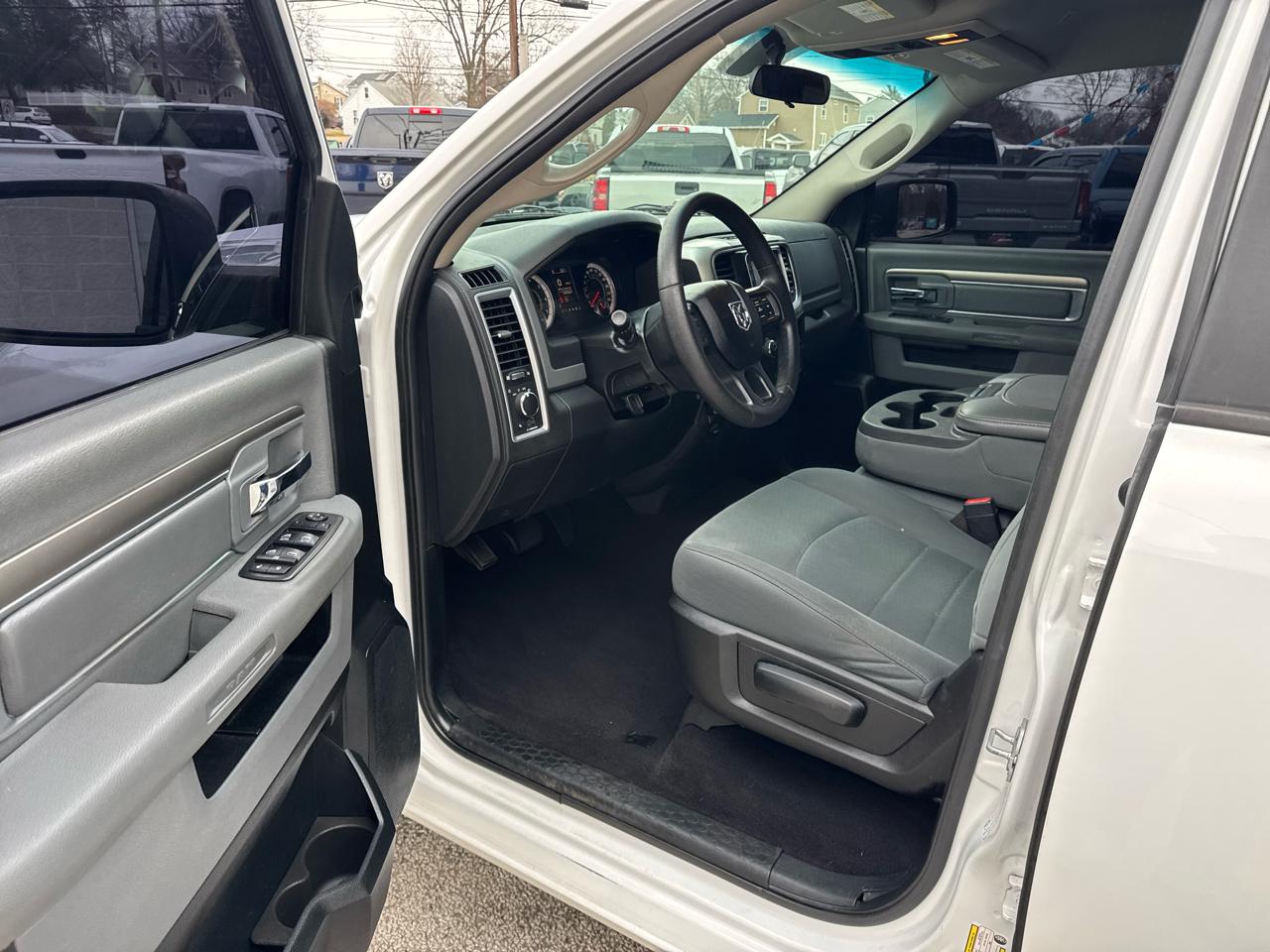 RAM 1500 2WD Quad Cab 140.5" Express 2017