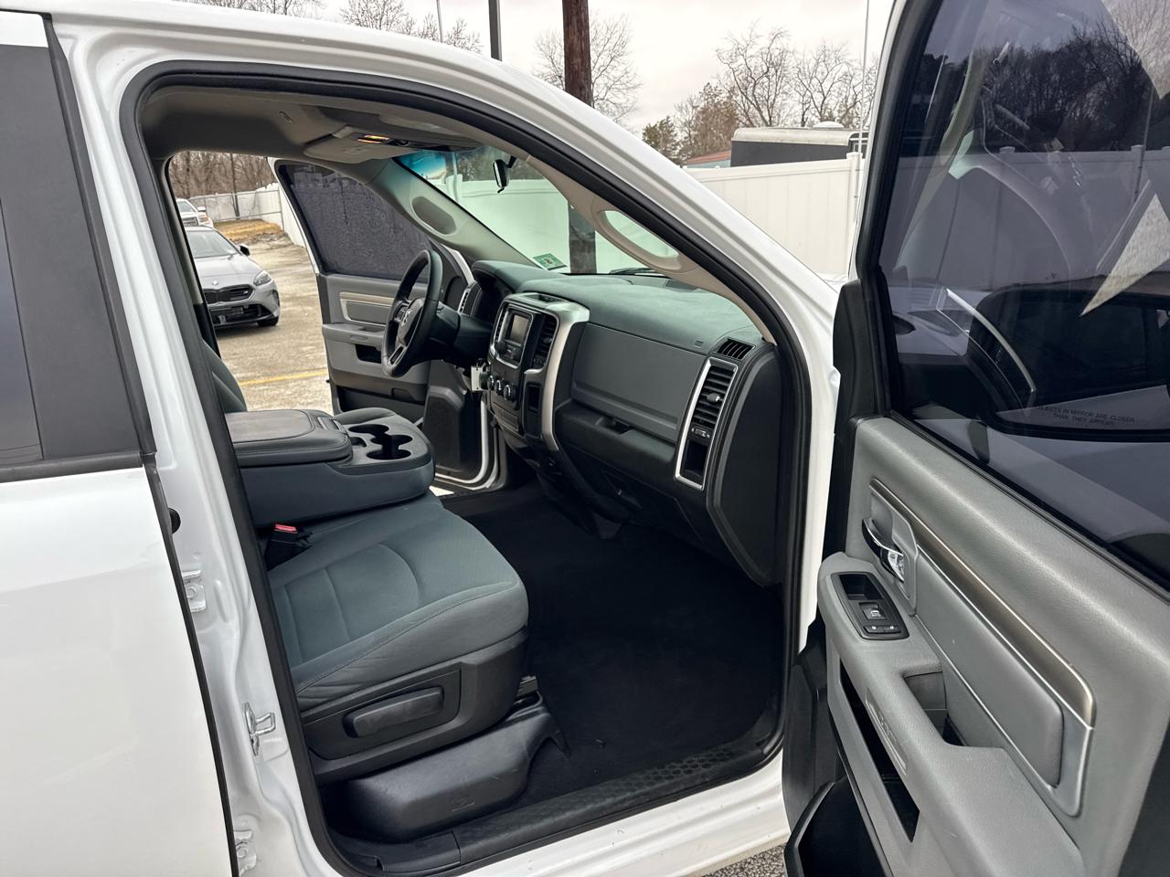 RAM 1500 2WD Quad Cab 140.5" Express 2017