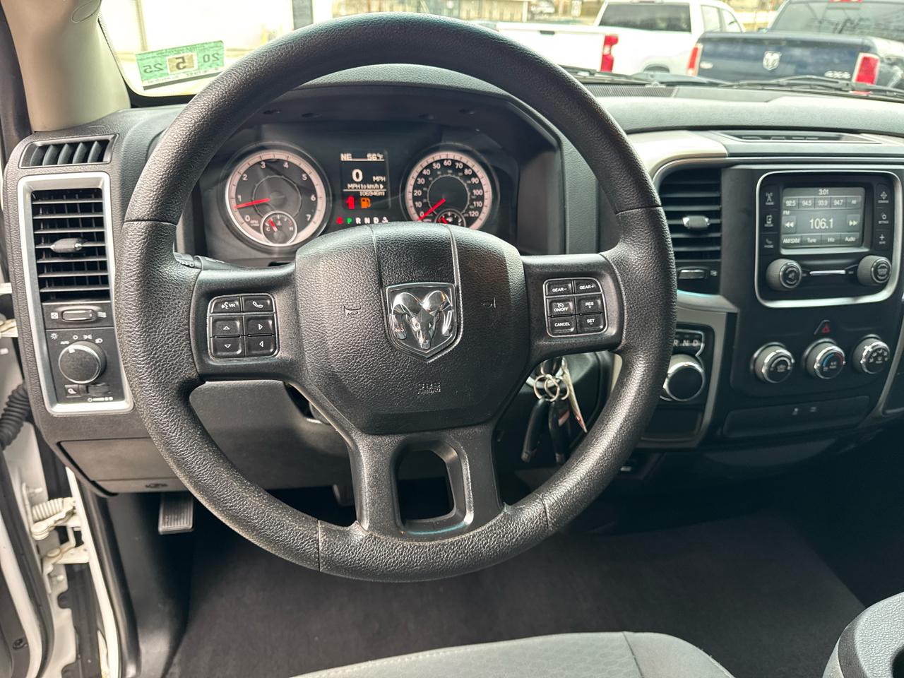 RAM 1500 2WD Quad Cab 140.5" Express 2017