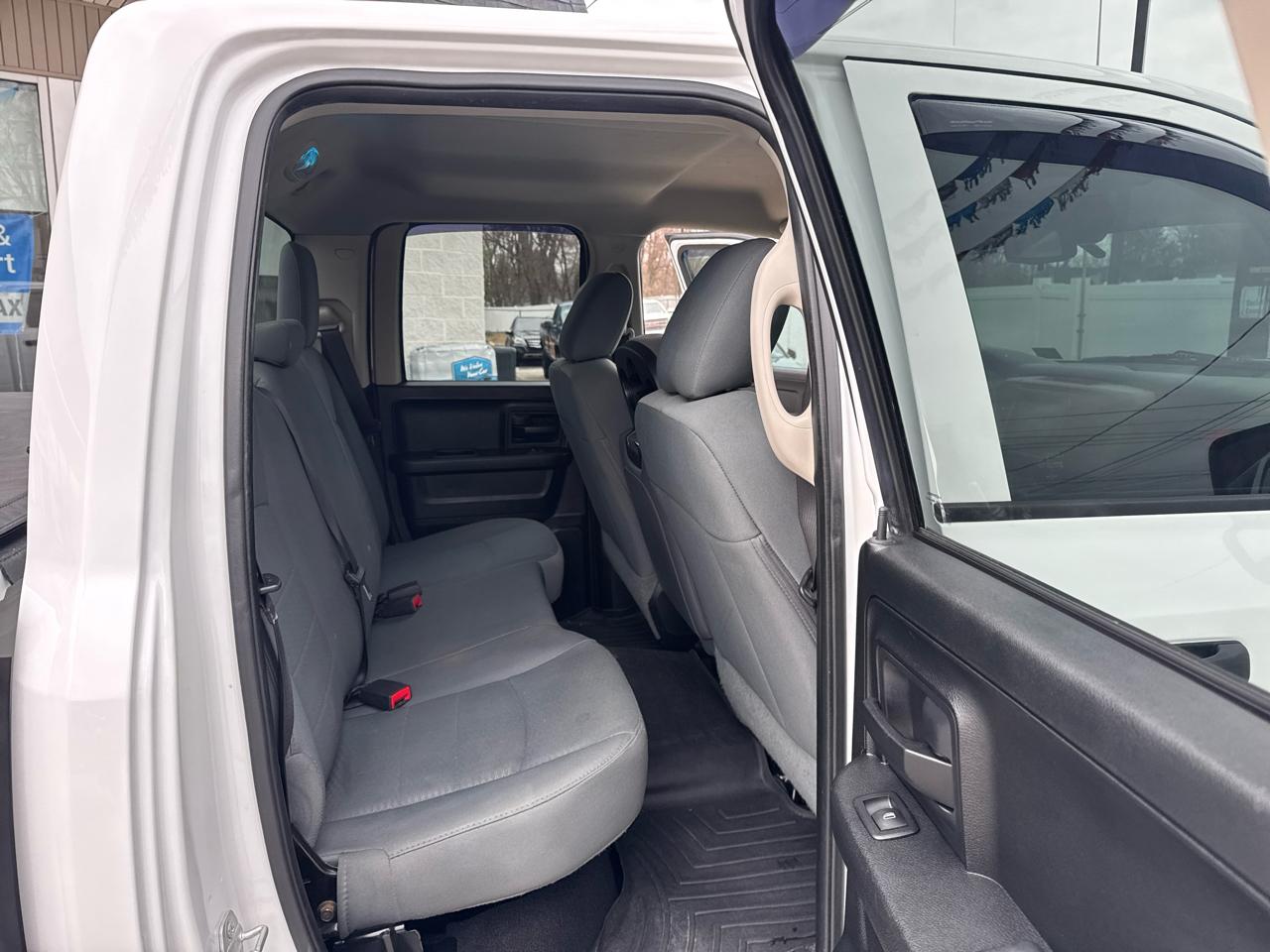 RAM 1500 4WD Quad Cab 140.5" Big Horn 2016