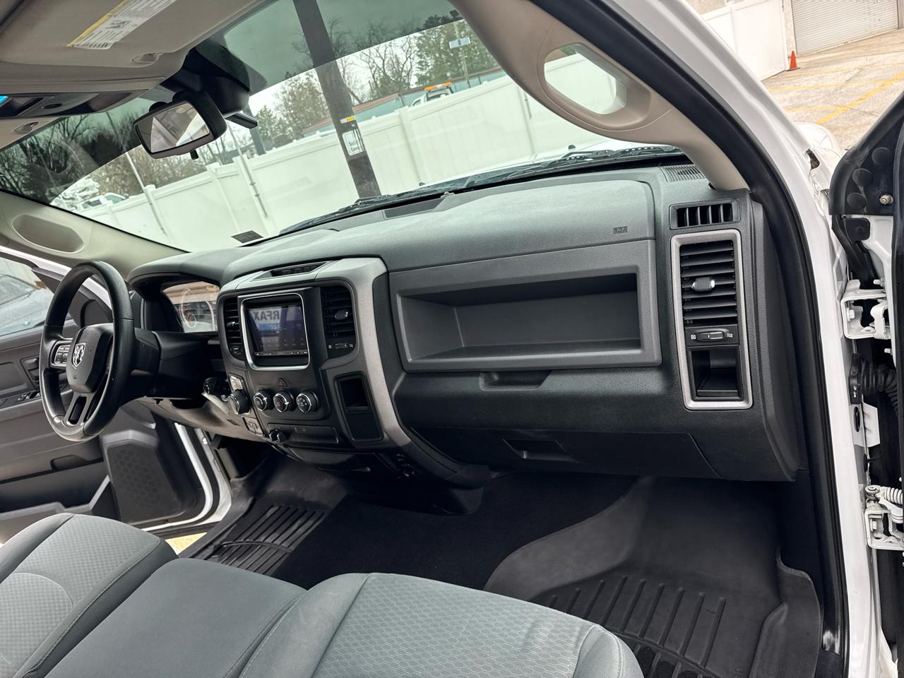 RAM 1500 4WD Quad Cab 140.5" Big Horn 2016