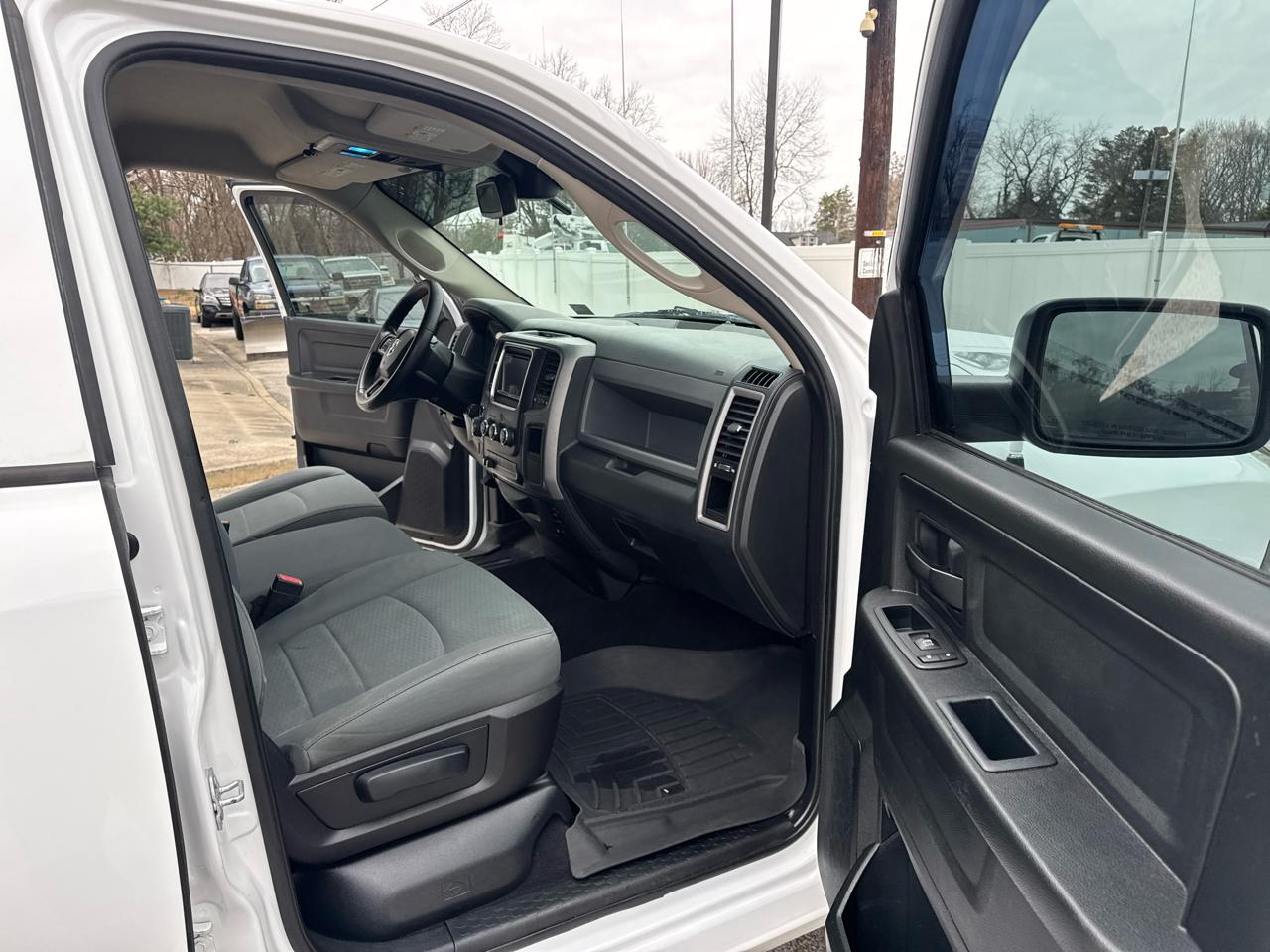 RAM 1500 4WD Quad Cab 140.5" Big Horn 2016