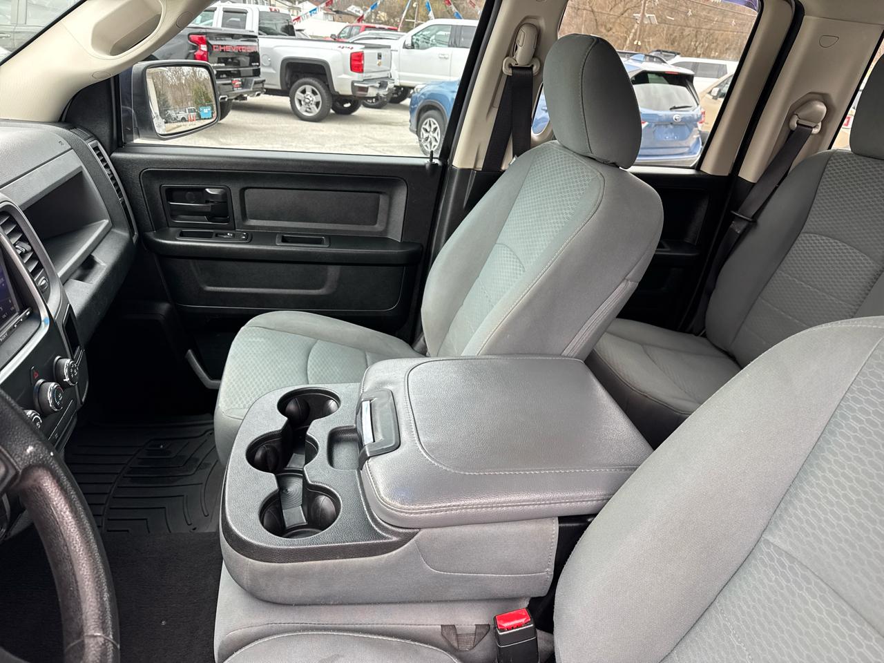 RAM 1500 4WD Quad Cab 140.5" Big Horn 2016